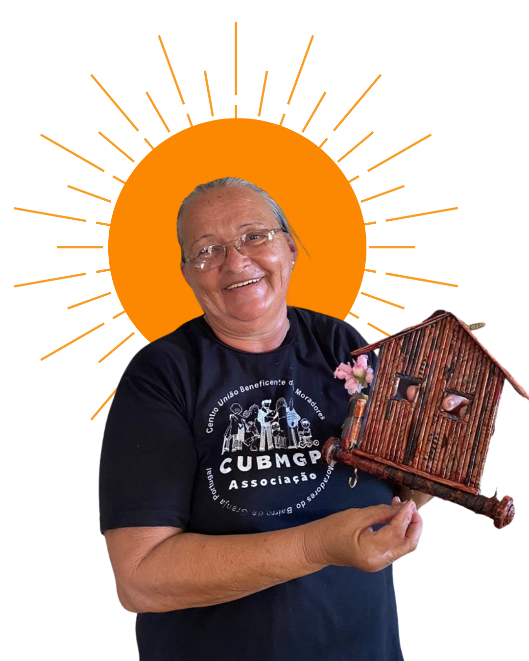 IMAGEM DE UMA ALUNA DE ARTESANATO MOSTRANDO UMA PEÇA FEITA POR ELA