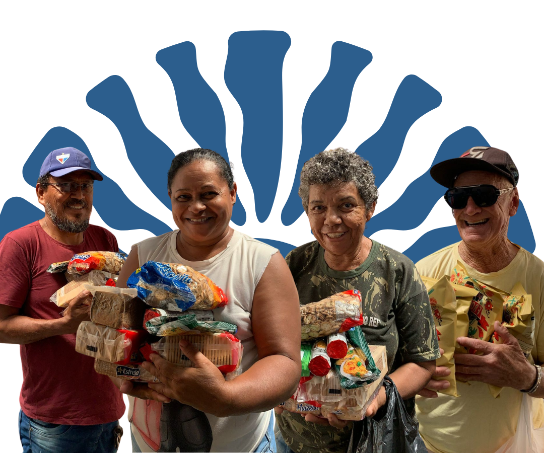 FOTO DE PESSOAS SEGURANDO DOAÇÃO DE ALIMENTO